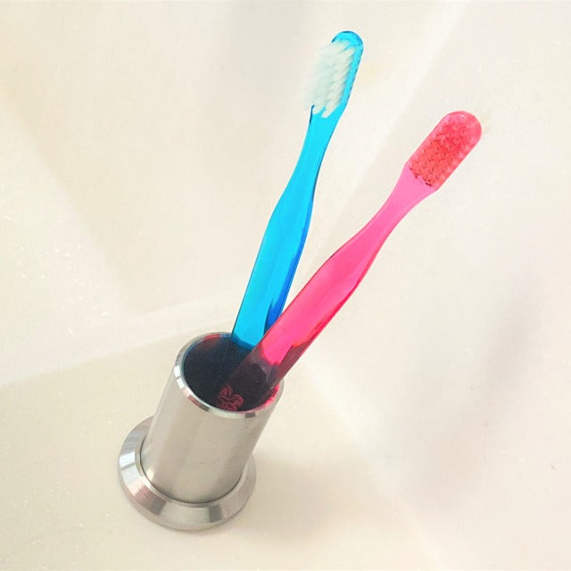 hazure 底を外して洗えるステンレス製菜箸立て(箸立て) A stainless steel (cooking) chopstick stand with a removable and washable bottom