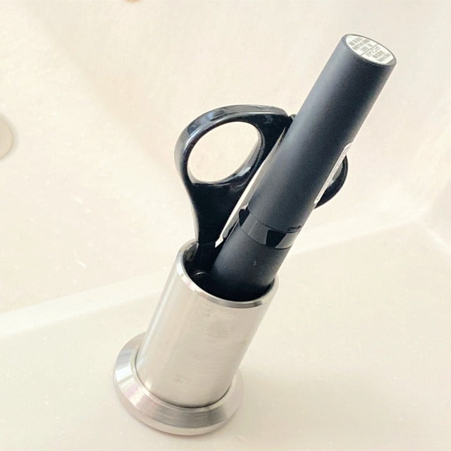 hazure 底を外して洗えるステンレス製菜箸立て(箸立て) A stainless steel (cooking) chopstick stand with a removable and washable bottom