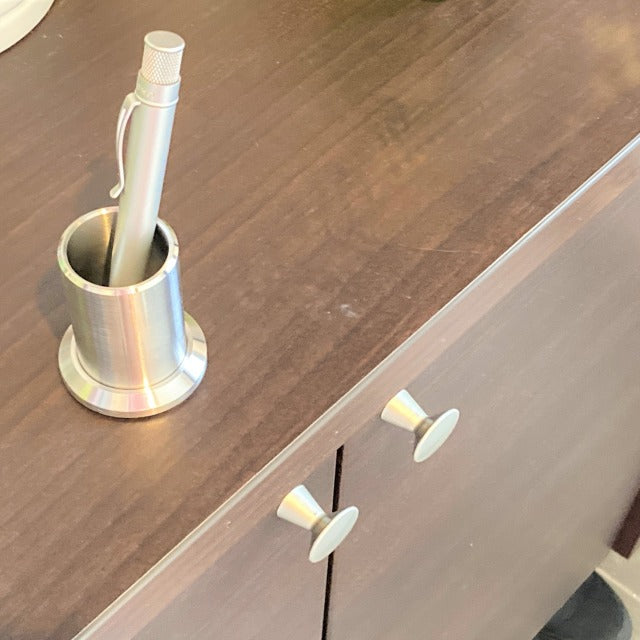 hazure 底を外して洗えるステンレス製菜箸立て(箸立て) A stainless steel (cooking) chopstick stand with a removable and washable bottom