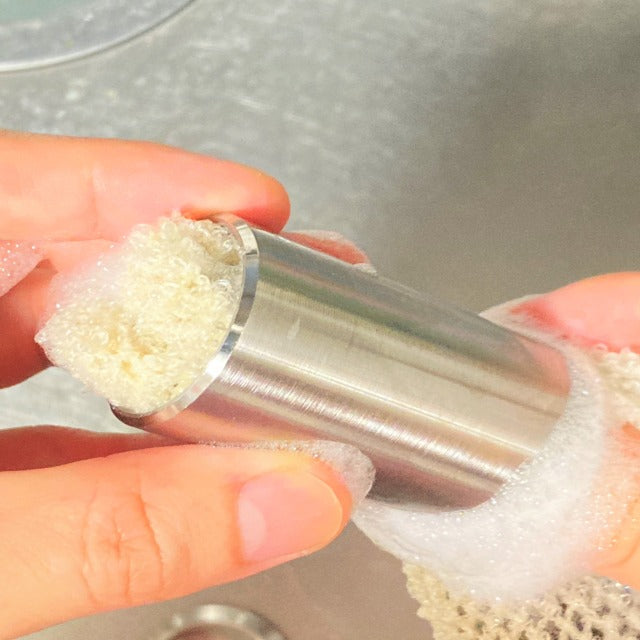 hazure 底を外して洗えるステンレス製菜箸立て(箸立て) A stainless steel (cooking) chopstick stand with a removable and washable bottom