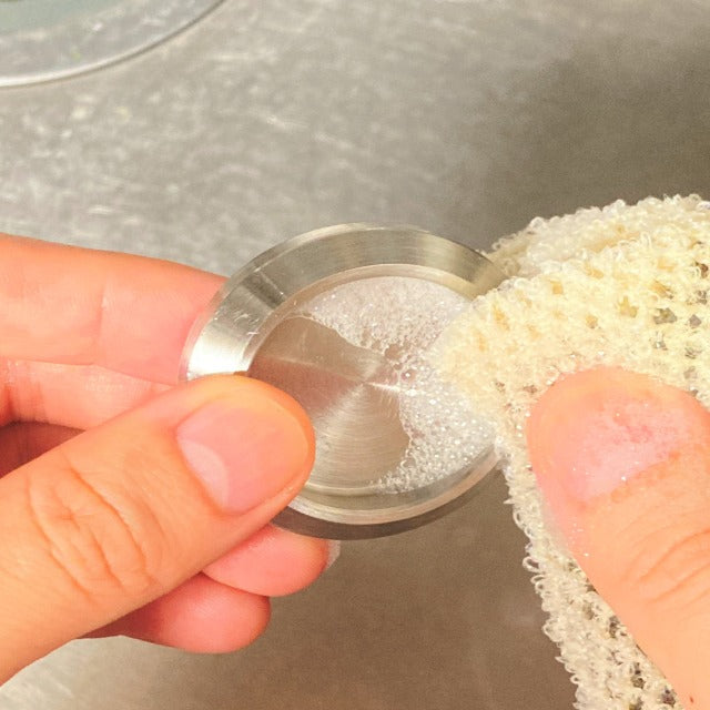 hazure 底を外して洗えるステンレス製菜箸立て(箸立て) A stainless steel (cooking) chopstick stand with a removable and washable bottom