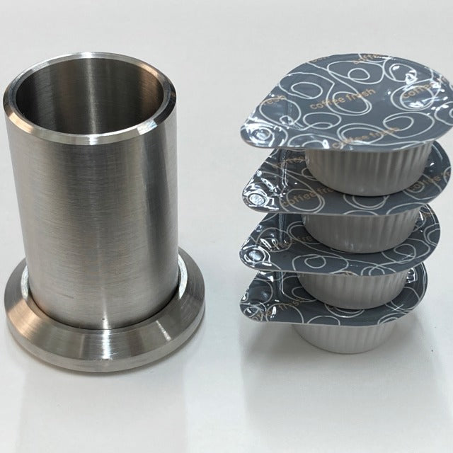 hazure 底を外して洗えるステンレス製菜箸立て(箸立て) A stainless steel (cooking) chopstick stand with a removable and washable bottom