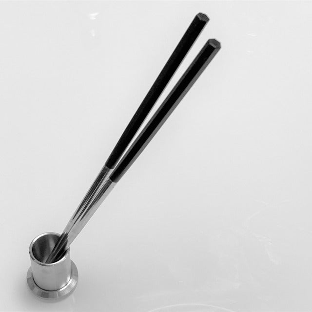 hazure 底を外して洗えるステンレス製菜箸立て(箸立て) A stainless steel (cooking) chopstick stand with a removable and washable bottom