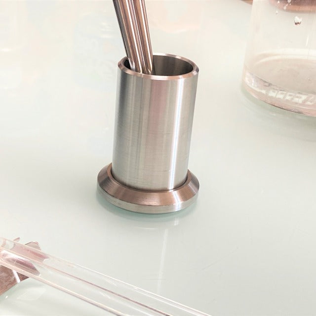 hazure 底を外して洗えるステンレス製菜箸立て(箸立て) A stainless steel (cooking) chopstick stand with a removable and washable bottom