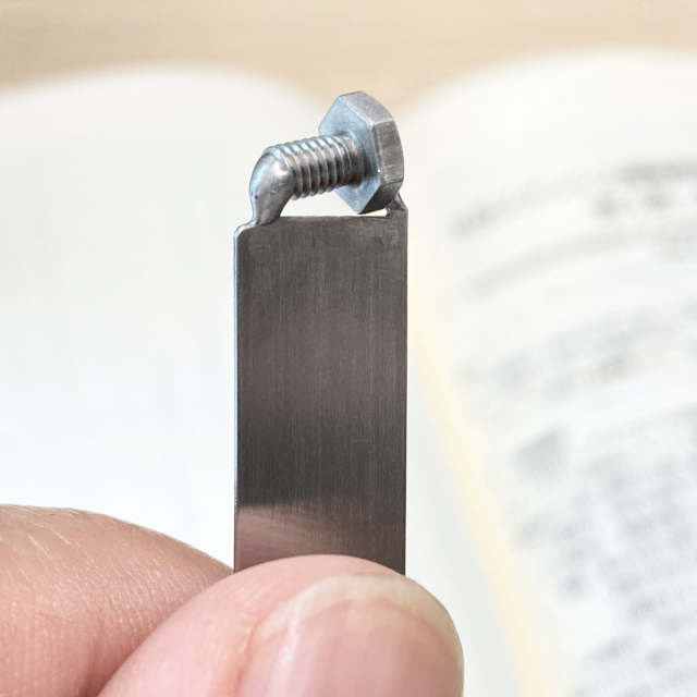 issen ステンレスのボルトを使ったしおり Stainless steel bookmark made using a bolt