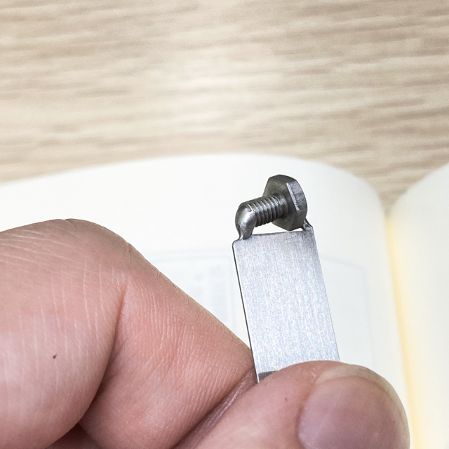 issen ステンレスのボルトを使ったしおり Stainless steel bookmark made using a bolt
