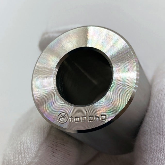 chikuwa ステンレス無垢材削り出しの1本用ペン立て(歯ブラシスタンド) Pen stand for a single pen machined from stainless steel (toothbrush stand)