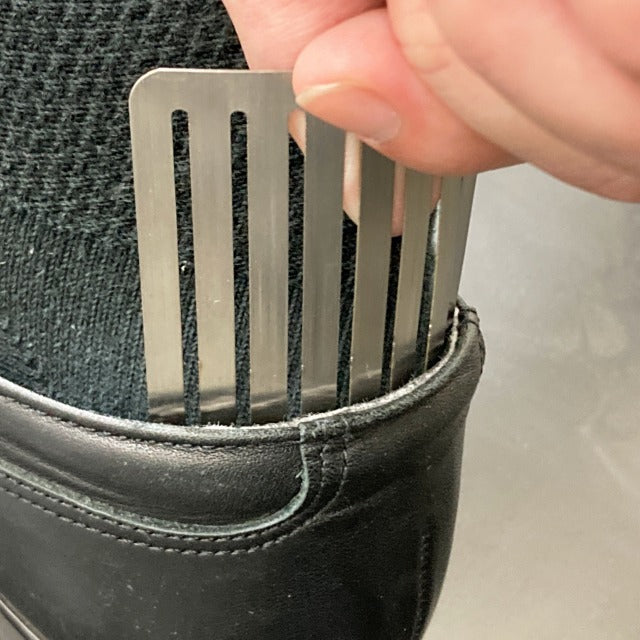 財布にしまえる最も薄いカードサイズの携帯用靴べら The thinnest shoehorn you can store this in your wallet.