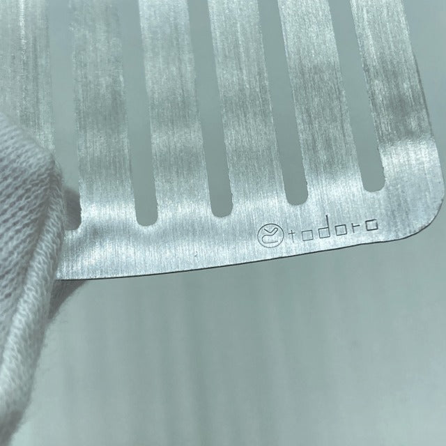 sunoko 財布にしまえる最も薄いカード型の携帯用靴べら The thinnest card type portable shoehorn you can store this in your wallet.