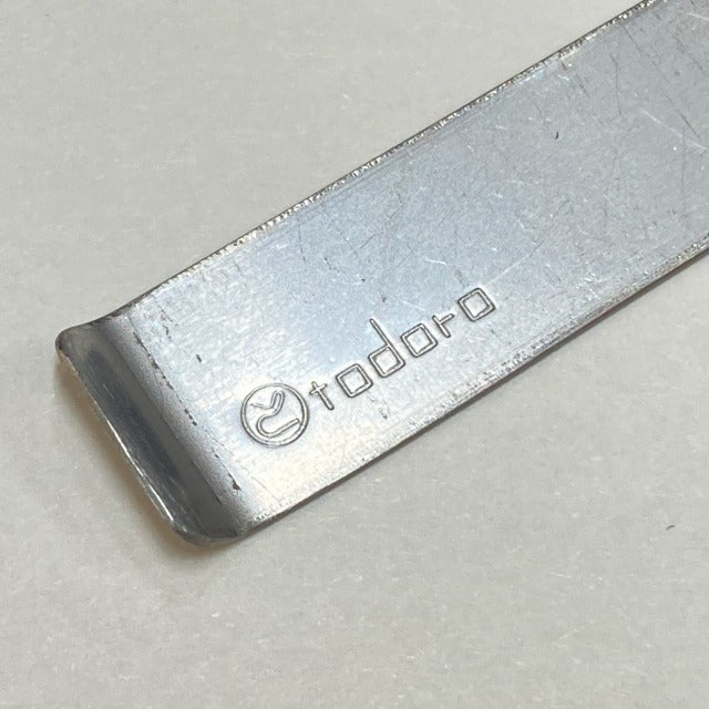 端材からレーザーで切り出して作られたステンレス製しおり Stainless steel bookmark made using the edges of scraps