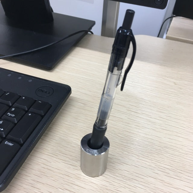 ステンレス無垢材削りだしの1本用ペン立て Pen stand for a single pen machined from stainless steel