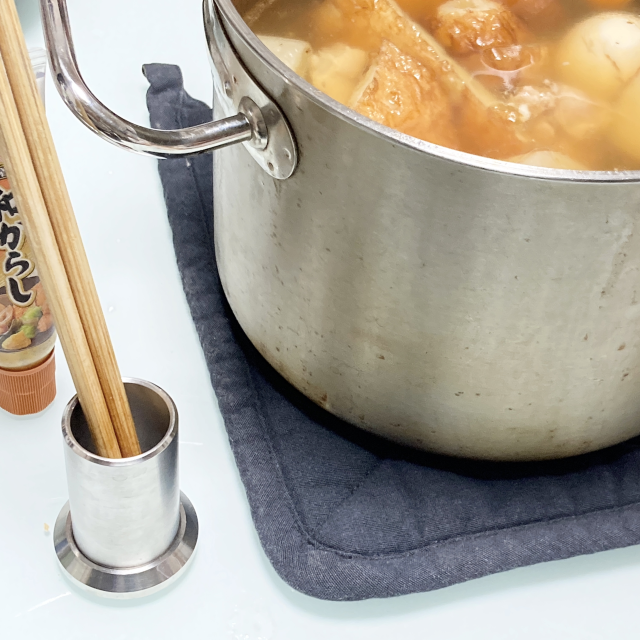 hazure 底を外して洗えるステンレス製菜箸立て(箸立て) A stainless steel (cooking) chopstick stand with a removable and washable bottom