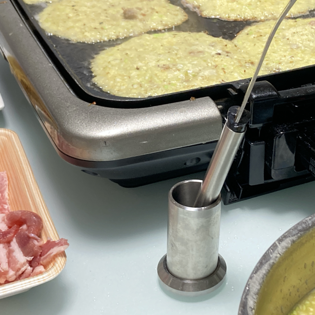 hazure 底を外して洗えるステンレス製菜箸立て(箸立て) A stainless steel (cooking) chopstick stand with a removable and washable bottom