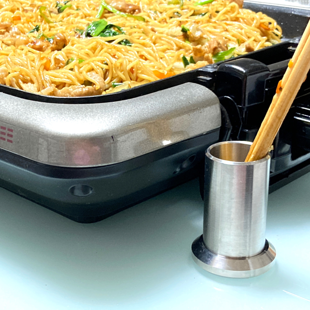 hazure 底を外して洗えるステンレス製菜箸立て(箸立て) A stainless steel (cooking) chopstick stand with a removable and washable bottom