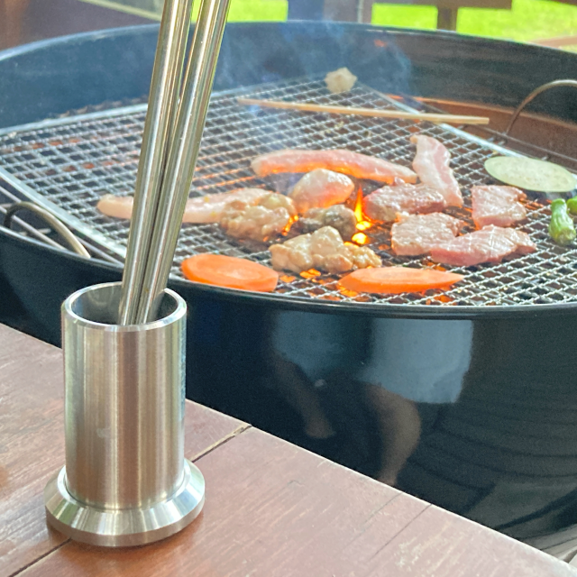 hazure 底を外して洗えるステンレス製菜箸立て(箸立て) A stainless steel (cooking) chopstick stand with a removable and washable bottom