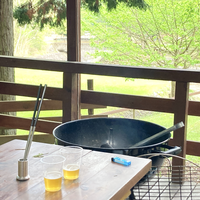 hazure 底を外して洗えるステンレス製菜箸立て(箸立て) A stainless steel (cooking) chopstick stand with a removable and washable bottom