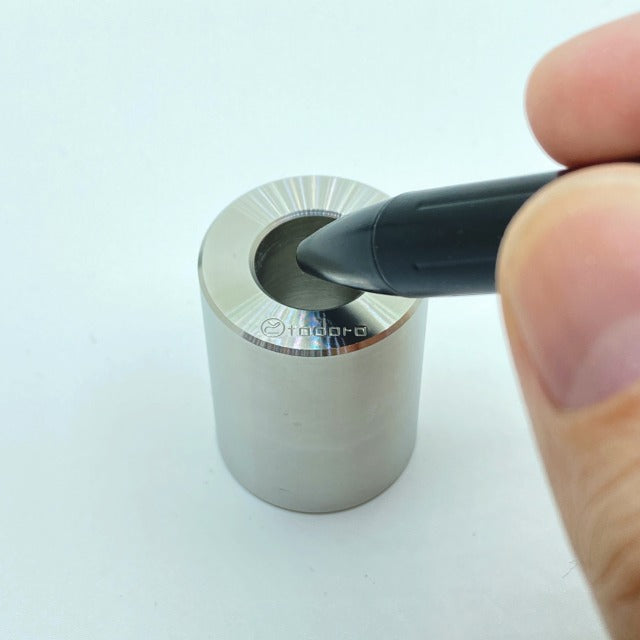 ステンレス無垢材削りだしの1本用ペン立て Pen stand for a single pen machined from stainless steel