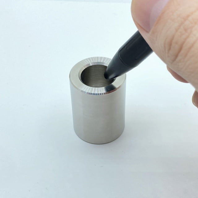 ステンレス無垢材削りだしの1本用ペン立て Pen stand for a single pen machined from stainless steel