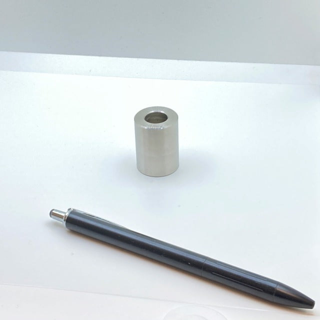 ステンレス無垢材削りだしの1本用ペン立て Pen stand for a single pen machined from stainless steel