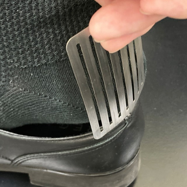 財布にしまえる最も薄いカードサイズの携帯用靴べら The thinnest shoehorn you can store this in your wallet.