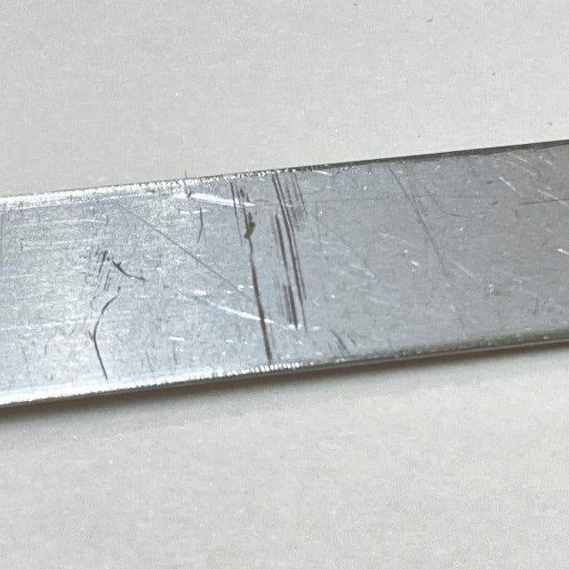 端材からレーザーで切り出して作られたステンレス製しおり Stainless steel bookmark made using the edges of scraps