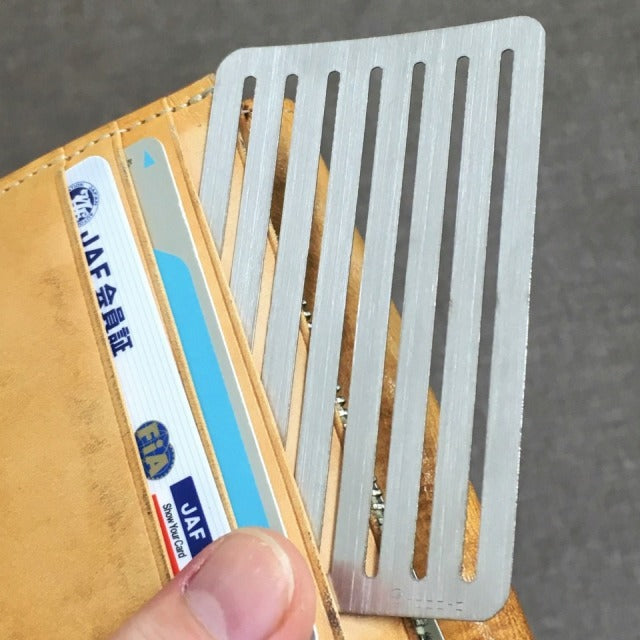 財布にしまえる最も薄いカードサイズの携帯用靴べら The thinnest shoehorn you can store this in your wallet.